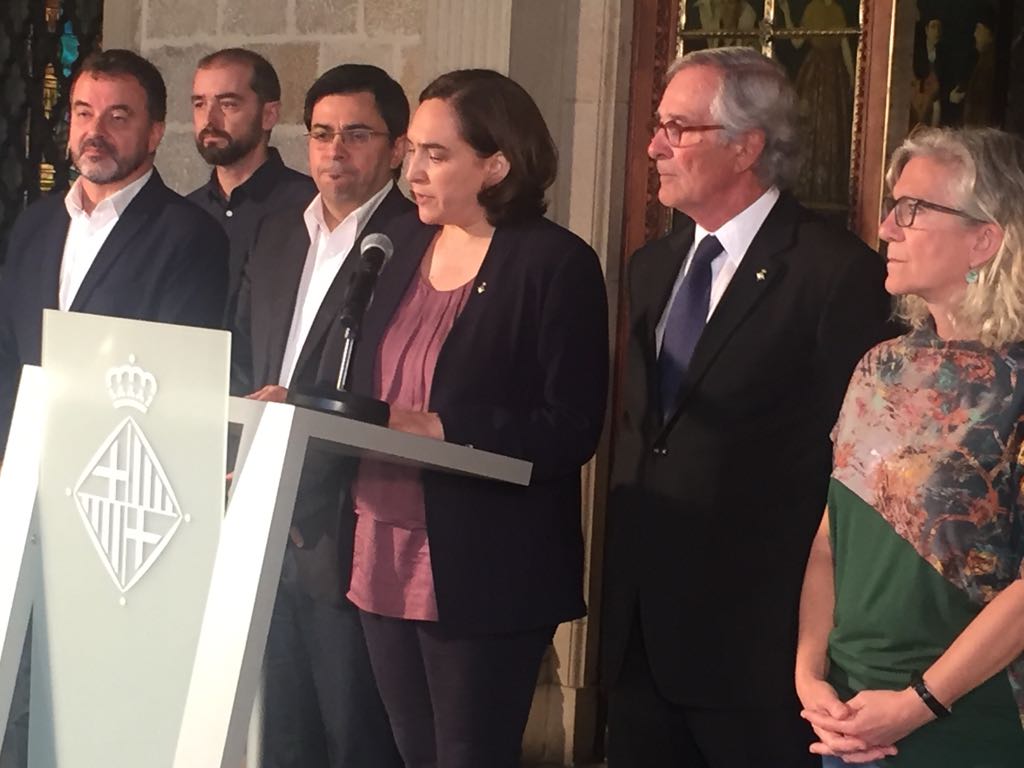 L’Ajuntament de Barcelona suspèn l’activitat institucional i reclama l’alliberament immediat dels presos polítics Jordi Sànchez i Jordi&nbsp;Cuixart